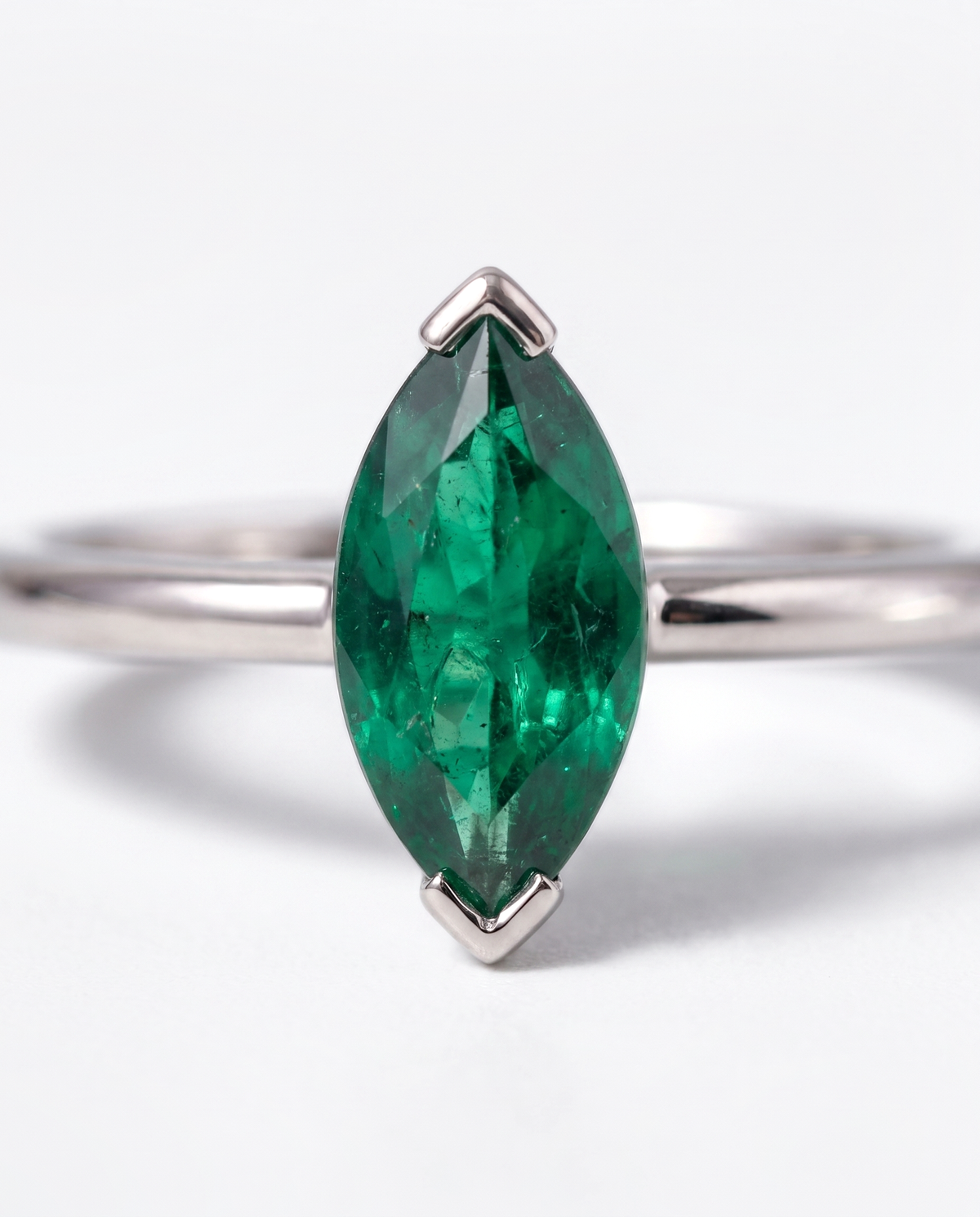 Marquise Emerald, macro close-up of the centre stone